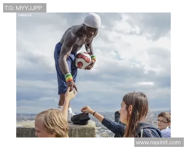 国外足球明星街头挑战真实球技引发热议粉丝反应精彩纷呈